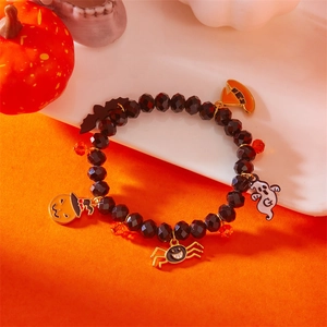 Detalle de pulsera de Halloween con cuentas y colgantes de calabaza, araña y fantasma
