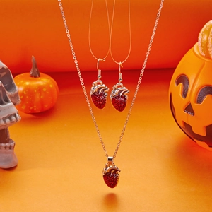 Halskette und Ohrringe Set mit anatomischem blutendem Herz für Halloween-Themen