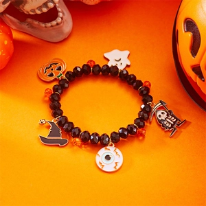 Detalle de pulsera de Halloween con dijes de calabaza, fantasma y sombrero en cuentas negras