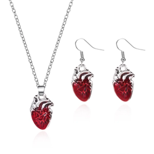 Makro-Detail von anatomischem Herz-Schmuckset mit roter Emaille und Silberkette