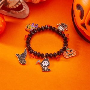 Detalle de pulsera de Halloween con cuentas y colgantes de calabaza, fantasma y mago