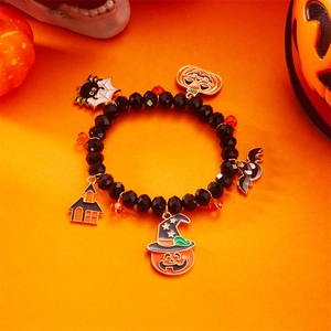 Detalle de pulsera de Halloween con cuentas y colgantes de calabaza, araña y murciélago