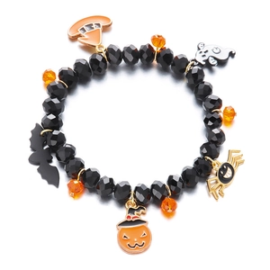 Detalle de pulsera de cuentas de Halloween con dijes de calabaza, araña y fantasma