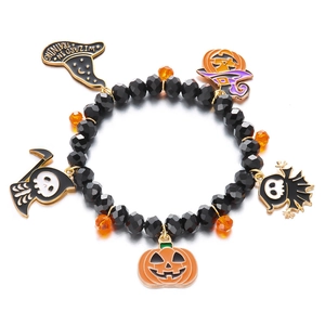 Detalle de pulsera de Halloween con dijes de calabaza, calavera y sombrero de mago