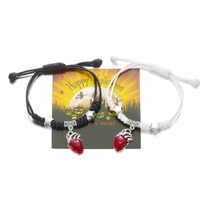 Details von verstellbaren geflochtenen Armbändern mit roten 3D-Herzanhängern für Halloween