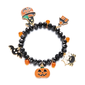 Detalle de pulsera de Halloween con calabaza, murciélago, araña y cuentas negras