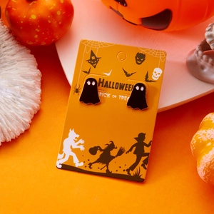 Detailansicht der Halloween-Geister-Ohrstecker auf festlicher oranger Karte
