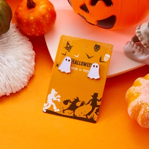 Detail von weißen Geister-Ohrringen für Halloween auf einer dekorativen orangefarbenen Karte