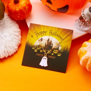 Detailansicht Halloween-Geisterhalskette auf Themenkarte mit Kürbisdekoration