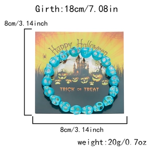Detalle de pulsera de Halloween con cuentas de calavera azul sobre tarjeta de embalaje temática