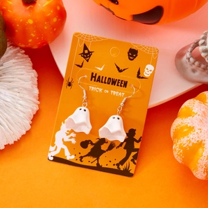 Geisterohrringe auf oranger Halloween-Karte mit Kürbis- und Hexenillustrationen
