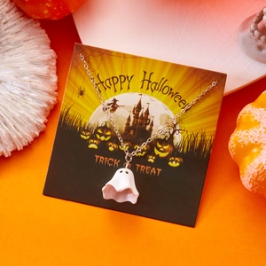 Geister-Halskette auf Halloween-Themenkarte mit einer minimalistischen Silberkette