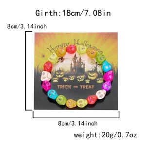 Detalle de pulsera de cuentas de calavera de resina de colores con tamaño y peso exacto