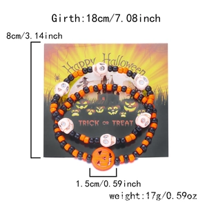 Detalle de pulseras de cuentas de Halloween con dije de calabaza y calaveras