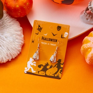 Geister-Ohrhänger aus Silbermetall auf festlicher orangefarbener Halloween-Karte