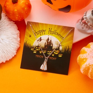 Nahaufnahme der Halloween-Geist-Halskette auf einer festlichen Themenkarte