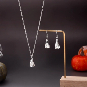 Geister-Schmuckset mit Halskette und Ohrringen auf Ständer mit Kürbisdekoration