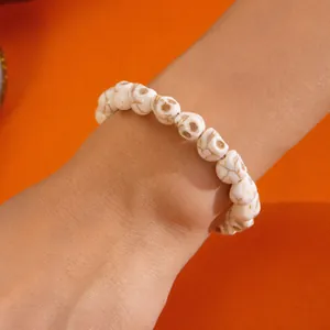 Detalle de cuentas de calavera blancas con textura craquelada vintage en pulsera Halloween