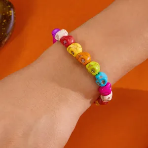 Pulsera de cuentas de calavera colorida de resina con textura de turquesa en la muñeca