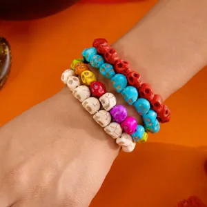 Vista de detalle de cuentas de resina de calaveras coloridas en pulsera elástica múltiple