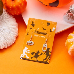 Halloween-Geist-Ohrringe auf orangefarbener Karte mit Gruselmotiven und Kürbis-Hintergrund