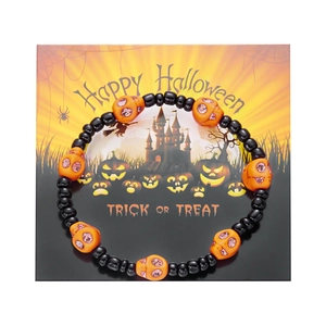Detalle de pulsera de cuentas de Halloween con calaveras en tarjeta festiva Trick or Treat