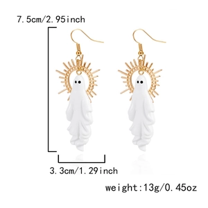 Detail van witte spookoorbellen met gouden halo en een lengte van 7,5 centimeter