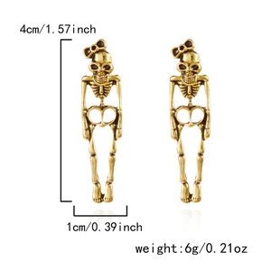 Detail van vintage gouden skeletoorbellen met zwarte strikken inclusief afmetingen