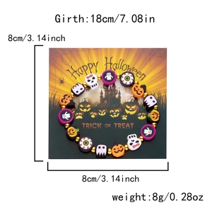Detalle de pulsera de cuentas para Halloween con dijes de calabaza y fantasma de arcilla