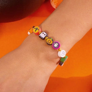 Detalle de pulsera de Halloween con cuentas de arcilla de fantasma y calabaza