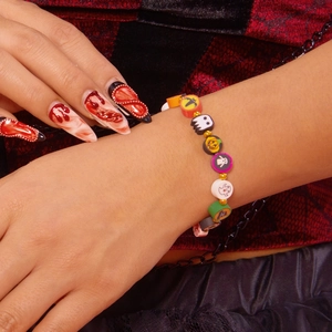 Vista detallada de la pulsera de Halloween con cuentas de calabaza y fantasma