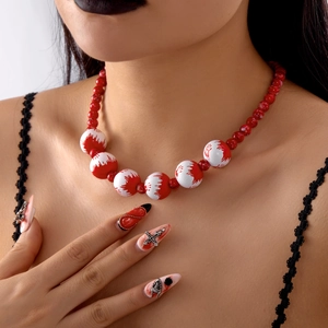Primer plano del collar de Halloween de madera con huellas de manos rojas sangrientas