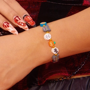 Primer plano de pulsera de Halloween con cuentas de arcilla hechas a mano de calabaza