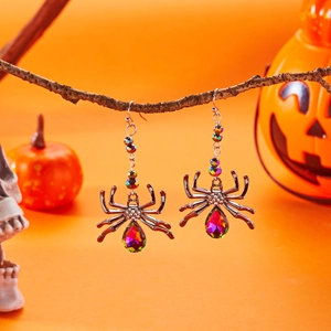 Vue détaillée de boucles d'oreilles araignée gothique avec cristal coloré sur branche