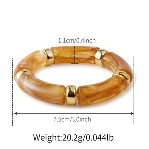 Detailansicht eines Harz-Armbandes im Bambus-Stil mit 7,5 cm Innendurchmesser und Metallringen
