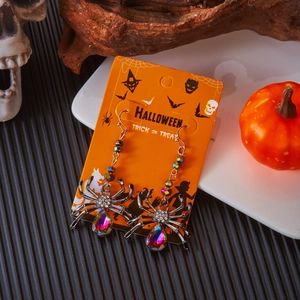 Détail de boucles d'oreilles araignée gothique avec cristaux AB et carte Halloween