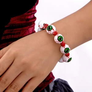 Detalle de pulsera de Halloween con cuentas de ojos sangrientos y separadores rojos