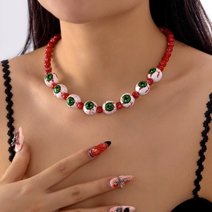 Detalle de collar de Halloween con patrones de globos oculares ensangrentados y cuentas
