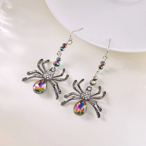 Détail de boucles d'oreilles araignée gothique avec gemme goutte et strass étincelants