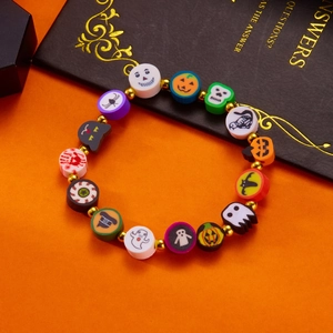 Detalle de pulsera de Halloween con cuentas de arcilla, calabazas y fantasmas