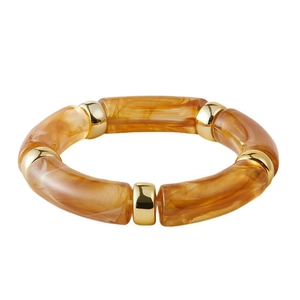 Nahaufnahme von Bernstein-Resin-Röhren und Gold-Metall-Abstandshaltern auf dem Armband