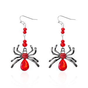 Vue détaillée des boucles d'oreilles araignée gothiques avec strass rouges et métal noir
