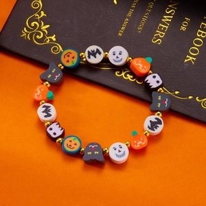 Primer plano de pulsera de Halloween con cuentas y dijes de calabaza y fantasma alegres
