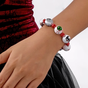 Primer plano de pulsera de Halloween con diseños de globos oculares y calaveras