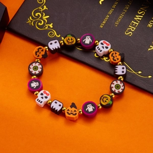 Primer plano de pulsera de Halloween con cuentas de calabaza fantasma y calavera