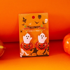Emaille oorbellen met spook en pompoen op een decoratieve Halloween-themakaart