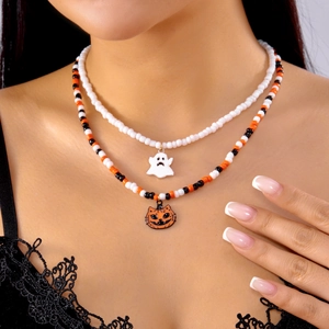 Detailweergave van de Halloween-kralenketting met spoken- en pompoenkat-hangers