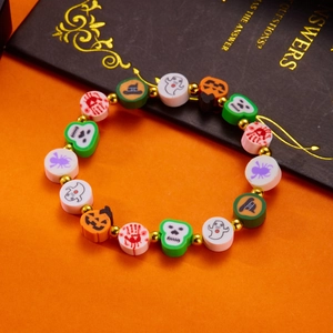 Vista detallada de la pulsera de cuentas de Halloween con dijes de calabaza y fantasma