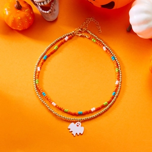 Detail van Halloween dubbele ketting met spookhanger en kleurrijke kleine glaskralen