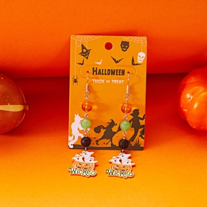 Detail van Halloween spook en pompoen oorbellen met kralenkwastjes en Wicked tekst